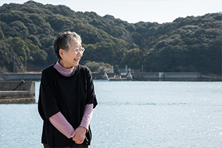 堂浦魚港から島田島の阿波井神社を望む。枝川さんは『生命の實相』に記されたゆかりの地に生まれた縁を、特別なものに感じてきた