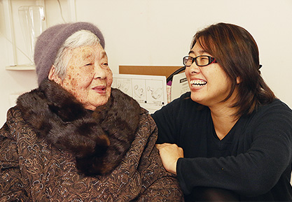 河瀬美佐代さん 祖母 90歳 花城(はなしろ)ケイコさん 孫 38歳 茨城県牛久市 取材/多田茂樹 撮影/近藤陽介 写真提供/河瀬美佐代
