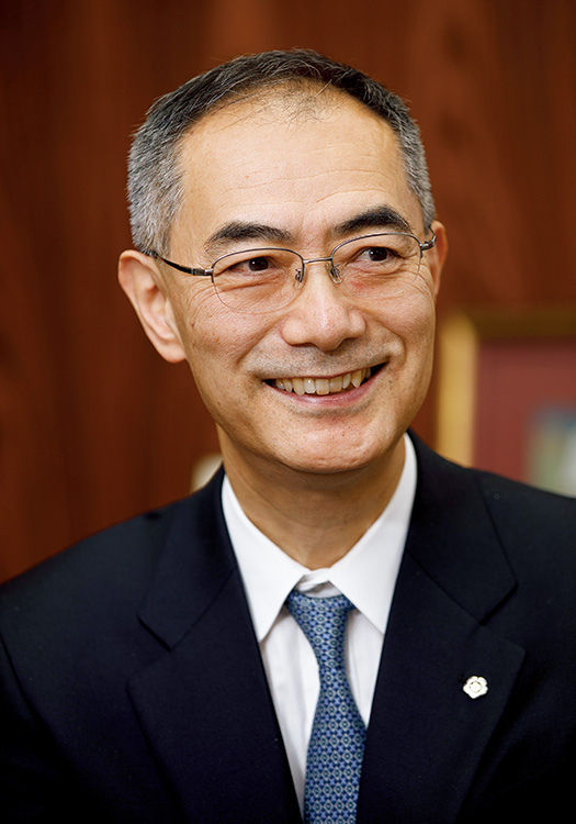 吉原 毅(よしはら・つよし)さん(城南信用金庫相談役) 聞き手:工藤恭裕さん(生長の家国際本部勤務、生長の家本部講師) 写真/堀 隆弘 吉原 毅さんのプロフィール 1955年、東京生まれ。慶応義塾大学経済学部卒業後、城南信用金庫に入職。96年、46歳で常務理事となり、2010年に理事長に就任。共に助け合う協同組織としての信用金庫の原点回帰を打ち出し、理事長の年収を支店長の平均以下、全役員の定年を60歳にするなどの改革を行う。東日本大震災後の2011年4月1日には、「原発に頼らない安心できる社会へ」を発表して注目を集める。現在、城南信用金庫相談役。今年4月に発足した「原発ゼロ・自然エネルギー推進連盟」の会長を務める。著書に、『原発ゼロで日本経済は再生する』(角川ONEテーマ21)、『城南信用金庫の「脱原発」宣言』(クレヨンハウス)、『信用金庫の力──人をつなぐ、地域を守る』(岩波書店)がある。