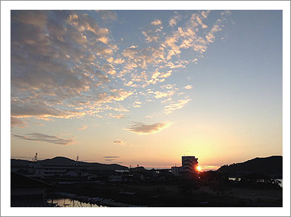 中平さんが自宅から撮影した朝日の写真。撮影してはフェイスブックに投稿している。(写真提供:中平さん)