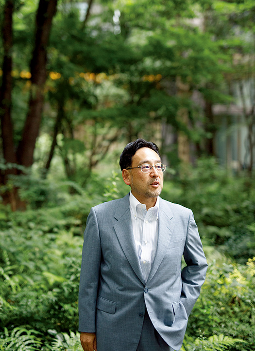 藻谷浩介(もたに・こうすけ)さん(地域エコノミスト、日本総合研究所調査部主席研究員) 聞き手:近藤新三朗さん(生長の家国際本部勤務、生長の家本部講師補) 写真/堀 隆弘 藻谷浩介さんのプロフィール 1964年、山口県生まれ。地域エコノミスト。日本政策投資銀行(旧日本開発銀行)参事役を経て、現在、(株)日本総合研究所調査部主席研究員。東京大学法学部卒業。アメリカ・ニューヨーク市コロンビア大学経営大学院卒業。日本の全市町村をくまなく回って講演活動を行い、地域経済再生のために提言を続けている。著書に『里山資本主義』『デフレの正体』(共に角川Oneテーマ21)、『実測! ニッポンの地域力』(日本経済新聞社)、対談集に『観光立国の正体』『和の国富論』『しなやかな日本列島のつくりかた』(共に新潮社)、『日本の大問題』『高津川で見つけた未来の種』(共に中央公論社)などがある。