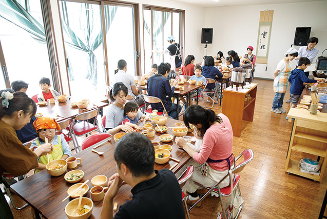 長坂子ども食堂(山梨県北杜市) 取材/宮原 毅、原口真吾(共に本誌) 撮影/堀 隆弘 大きな窓から太陽の光が差し込み、明るく開放的な長坂集会所。心がこもった手作りのごはんを、みんなでいただく