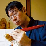 松村智麿(まつむら・ともまろ) 1963年、大阪府生まれ。大阪府の摂南大学卒業。19歳の時に、京仏師、松久朋琳氏の講演会を聴いたのがきっかけで、仏像彫刻の道へ。以来35年、仏像彫刻に精進し、仏教美術展などに作品を出品してきた。生長の家相愛会兵庫教区連合会事務局員。生長の家地方講師。