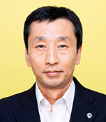 村田昌彦(むらたまさひこ)生長の家本部講師補 冬の朝、八ヶ岳南麓にある生長の家の森の中のオフィスまで徒歩での出勤中、雪上に複数の鹿の足跡を見つけ、夜間に森の中を駆けているその姿が浮かび、自然の豊かさを実感している。
