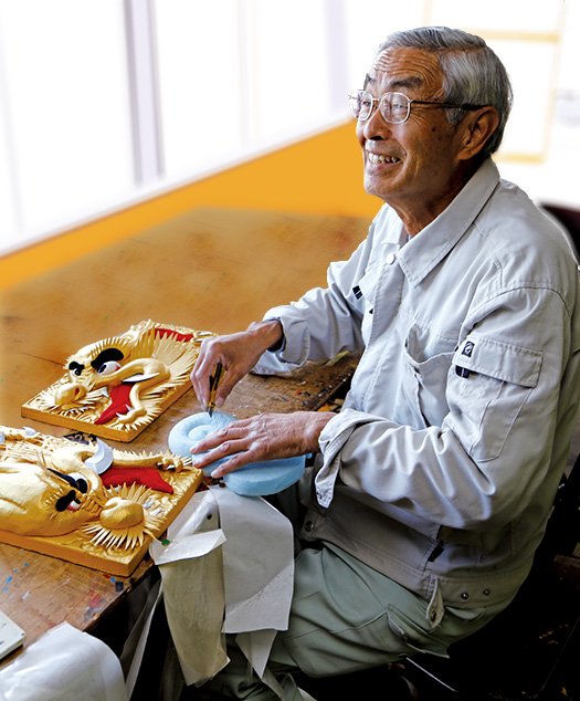 KKさん│68歳│愛媛県新居浜市 取材/磯部和寛写真/中橋博文 看板・広告制作、新居浜太鼓祭りのグッズ制作・販売業をしているKさん。絢爛豪華な太鼓台の、飾り幕のミニチュアを制作中