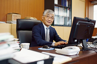 ICHARMセンター長の執務室で