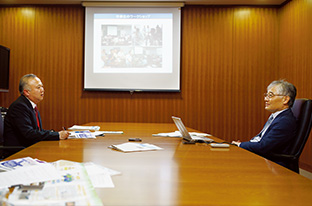 さまざまな画像を駆使しながらインタビューに答える小池さん。左は、聞き手の髙橋さん