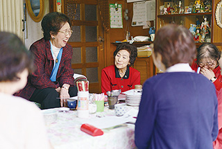 自宅の誌友会には多くの仲間が集まり、楽しく真理を学ぶ