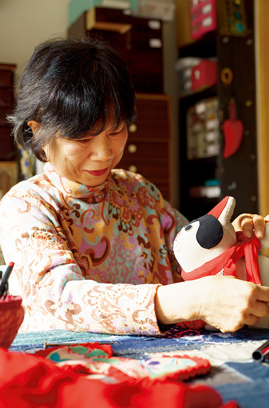 藤澤佳代(ふじさわ・かよ)さん│68歳│香川県丸亀市 取材/久門遥香(本誌) 写真/堀 隆弘 縮緬細工で、縁起がよいとされる犬の置物を作る藤澤さん。「表情が優しく、かわいらしく出来上がるように心を込めています」