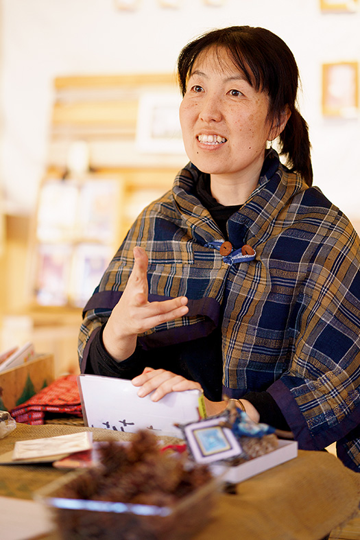 俵 裕子(たわら・ゆうこ)さん(図工作家) 聞き手:源 明子さん(生長の家国際本部、生長の家本部講師補) 写真/堀 隆弘 俵 裕子さんのプロフィール 1972年生まれ。東京・八王子出身。武蔵野美術大学油絵科卒業。図工作家。18年余り、幼稚園生などを対象にした図工教室で指導。その傍ら、児童、幼児向けのイラストを描く。2013年、山梨県韮崎市に移住。現在、北杜市高根町に住み、消しゴムを使ったハンコ、ウッドガスストーブ、葛(くず)による筆づくり、段ボールアート、落葉のパステル画、ペーパークラフトなど、多岐にわたるワークショップを開催している。