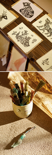 上:素朴な味わいがある紙版画/下:竹の皮を使って作った風合いのある筆