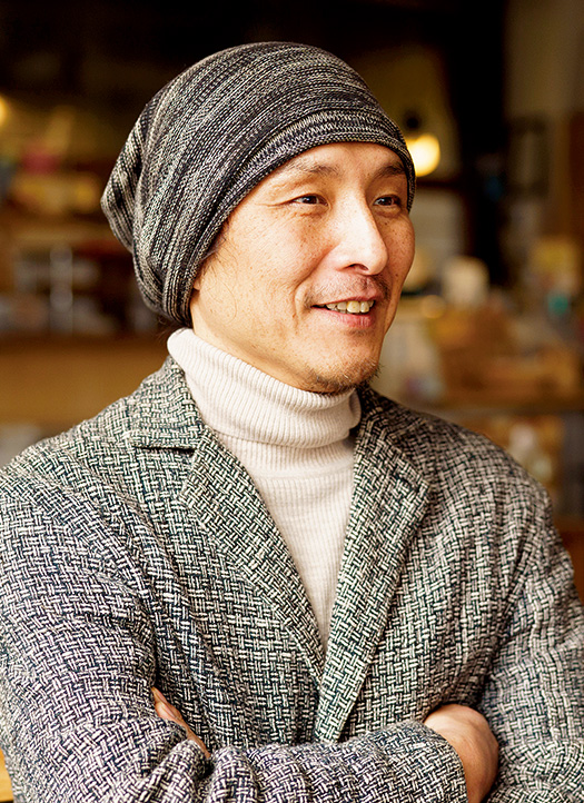 松田泰一(まつだ・たいち)さん(「ヴィーガンズ カフェ アンド レストラン」オーナー)、淳子(じゅんこ)さん 夫妻 聞き手:矢野 優(やの・ゆう)さん(生長の家国際本部、生長の家本部講師補) 写真/堀 隆弘 松田泰一さんのプロフィール 1972年生まれ。京都市出身。建築会社経営を経て、2000年に焼肉店をオープン。繁盛店となるも、2011年、焼肉店を止め、ヴィーガンズカフェ&レストランのオーナーに転身。オーナーのまま、3年前、妻、淳子さんの郷里、石川県中能登町に居を移し、現在は、無農薬、無化学肥料、自然栽培による米作り、野菜作りなどを行っている。