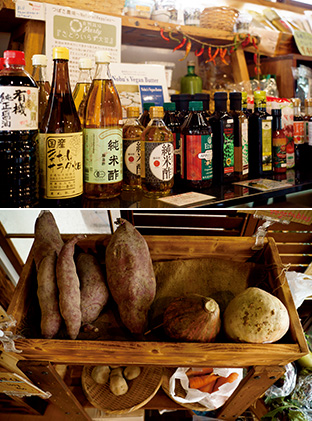 上:店で販売されている醤油、酢などの調味料。泰一さんが一つ一つ吟味している。油などは計り売りもある/下:有機栽培、自然栽培による野菜も販売。1個からグラム単位で購入できる