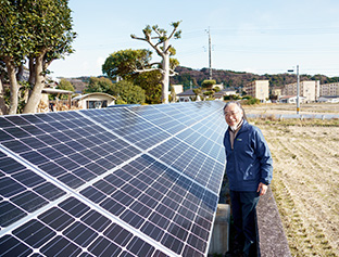 自宅庭に設置した8.34kWの発電能力をもつ野立て式の太陽光発電。個人の住宅用としては大きな規模だ