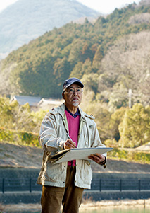 自宅近くの山間部でスケッチ。「写真も撮って、それを基に家で制作します」