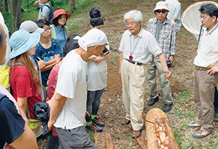一般社団法人 養老の森│山梨県道志村(どうしむら) 自然体験イベントの参加者に、森と昆虫の魅力について語る養老孟司氏(中央) 取材/原口真吾(本誌) 写真提供/一般社団法人 養老の森