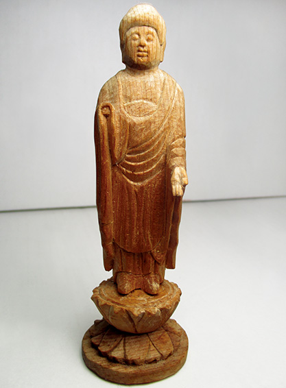 昭和63年に制作したミニ阿弥陀如来像。右の仏手が欠けており、30年の歳月がしのばれる