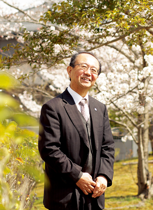 植松昭彦(うえまつ・あきひこ)さん│60歳│三重県津市 「朝、先祖供養をすることで心が晴れ、とても良い気持ちで一日を送ることができます」と語る植松さん。奈良県生駒市郊外にある自宅近くの公園で 取材/多田茂樹 写真/近藤陽介