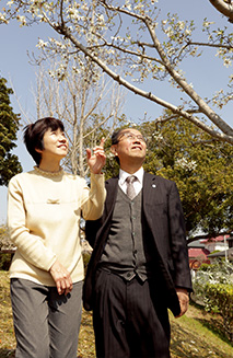 休日の春の日、生駒市の自宅に戻って、由実さんと散歩を楽しむ