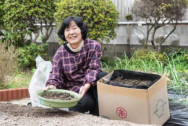 森田さん 67歳・福岡県糸島市 段ボールコンポストで出来た堆肥を、ふるいにかけて畑に撒いていく。「生ごみが堆肥に変わってくれて、ありがたいです」 取材/南野ゆうり 撮影/野澤 廣