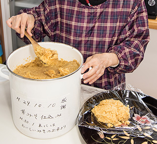森田さんお手製の米味噌。この容器にも感謝の言葉が書かれている