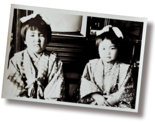 ひな祭りでの記念写真。右側に座っているのが、ケイ子さんの娘で亜衣さんの母親の久美子さん
