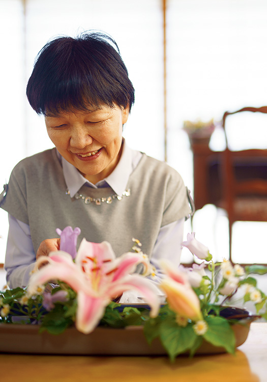 高橋きわ子さん│70歳│山形県山形市 「花に触れていると、その生命力に癒やされ、元気をもらえます」と高橋さん 取材/久門遥香(本誌) 写真/堀 隆弘