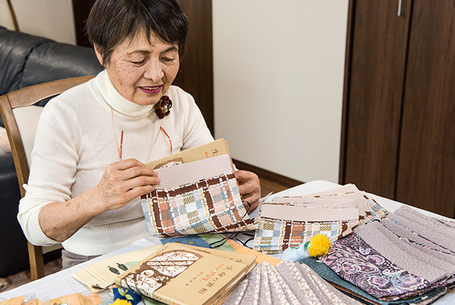 福島馨子(けいこ)さん 73歳・神奈川県平塚市 手作りした『生命の實相』のブックカバーを手にして 取材/南野ゆうり 撮影/野澤 廣