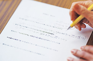 聞き手の水島育子さんの歌を添削する