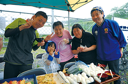 ゴール地点では、地元のお米や野菜を使った食事が提供された