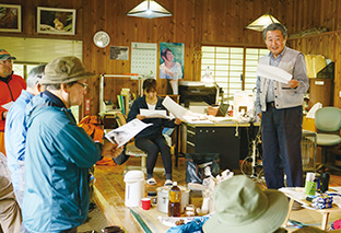 NPO法人 富士山エコネット│山梨県富士河口湖町 インストラクターにツアーの流れを説明する代表理事の三木廣さん 取材/原口真吾(本誌) 写真/堀 隆弘