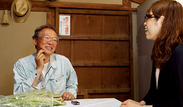 吉田俊道(よしだ・としみち)さん(「NPO法人大地といのちの会」理事長、「菌ちゃんふぁーむ」園主) 聞き手/川島美希さん(生長の家光明実践委員。熊本市在住。会社員・主婦) 吉田俊道さんのプロフィール 「NPO法人大地といのちの会」理事長、「菌ちゃんふぁーむ」園主(長崎県佐世保市)。長崎県環境アドバイザー。1959年、長崎市生まれ。九州大学農学部大学院修士課程修了後、長崎県庁の農業改良普及員となる。96年、県庁を辞め、有機農業を始める。99年、「大地といのちの会」を結成し、生ごみを堆肥として使う野菜作りを行っている。著書に『生ごみ先生が教える「元気野菜づくり」超入門』(東洋経済新報社)、『お野菜さんありがとう! 子どもと一緒に菌ちゃん野菜作り』(菌ちゃんふぁーむ)などがある。 写真/堀 隆弘
