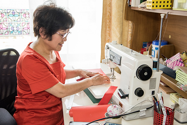 辻 恵子さん 60歳・石川県小松市 愛用のミシンで小物入れを作る。「私にとってクラフト作りに、このミシンは欠かせません。少し高かったけど、思い切って購入しました」 取材/南野ゆうり 撮影/野澤 廣