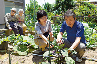 自宅の庭で夫、義父、義母と