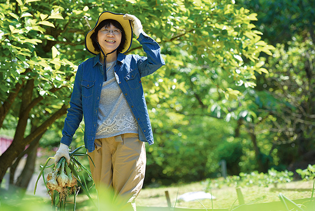 東尋坊の近くにある畑でタマネギを収穫。「畑に来て、土や草の匂いをかいだり、風に当たったりしていると、心がスーッと軽くなるんです」