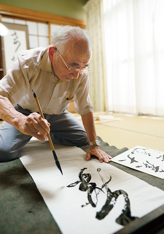 野元郁雄(のもと・いくお)さん│87歳│宮崎県宮崎市 「書をしたためる時、『甘露の法雨』のテープを聴くと、より一層集中力が増すんです」 取材/久門遥香(本誌) 写真/堀 隆弘