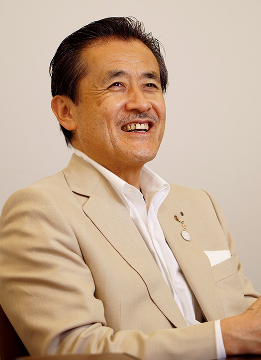 鈴木悌介(すずき・ていすけ)さん(鈴廣かまぼこ株式会社代表取締役副社長、 エネルギーから経済を考える経営者ネットワーク会議代表理事) 聞き手/菅原裕一さん(生長の家神奈川県教化部事務局長。生長の家地方講師) 写真/堀 隆弘 鈴木悌介さんのプロフィール 1955年、神奈川県小田原市生まれ。鈴廣かまぼこ株式会社代表取締役副社長、エネルギーから経済を考える経営者ネットワーク会議代表理事、小田原箱根商工会議所会頭。日本の元気は地域からという考え方に立ち、商工会議所の活動にも関わり、エネルギーの地産地消による地域の活性化と自立を目指す。2012年、「エネルギーから経済を考える経営者ネットワーク会議」を立ち上げ、2015年には、鈴廣本社新社屋のゼロ・エネルギー・ビル化に尽力した。著書に『エネルギーから経済を考える』(合同出版)がある。