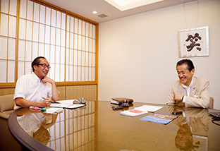 にこやかにインタビューに答える鈴木さん。左は、聞き手の菅原裕一さん