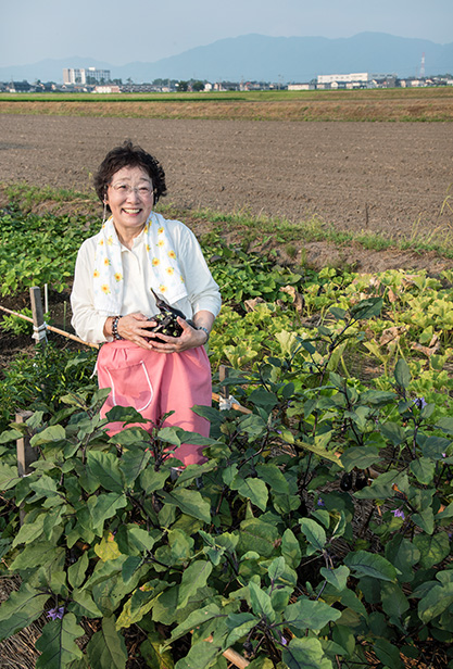 小梶富子(こかじ・とみこ)さん 69歳・滋賀県東近江市 借りている実家の畑で。この日はナスを収穫した 取材/南野ゆうり 撮影/野澤 廣