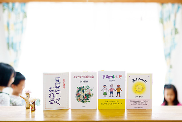 北﨑なお子さん 40歳・山形市 北﨑さんの愛読書。左から『すばらしくなれる』(谷口清超著、日本教文社刊。現在は品切れ中)、『新版 女性の幸福365章』(谷口雅春著、日本教文社刊)、『平和のレシピ』(谷口純子著、生長の家刊)、『あったかいね』(あべまりあ著、日本教文社刊) 取材/原口真吾(本誌) 撮影/堀 隆弘