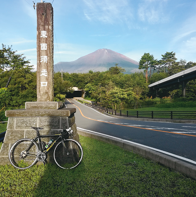 愛用のロードバイクに乗り、富士山の5合目まで登った時の1枚(写真は筆者提供)