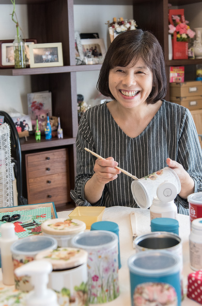 中内秀子さん 58歳・石川県金沢市 空き缶をリユースした小物入れを作る。空き缶をペイントした上に、ペーパーナプキンの花柄を切り抜いて貼り、さらにコート剤を塗って保護する 取材/南野ゆうり 撮影/野澤 廣
