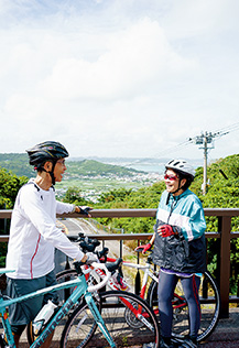 木々の中を抜け、町と海が一望できる、お気に入りのサイクリングコースで