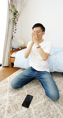 神想観を実修する谷合さん。「朝は起きて、パジャマのまま行っています。神想観 は日々の暮らしの中心になっていて、続けることが大切だと考えています」