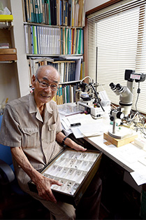 自宅2階の研究室で。「顕微鏡でハエを見ると、あまりに美しいので感動します」