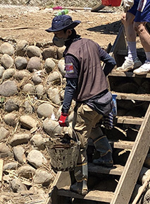 岐阜県関市で、土砂を運び出す内田さん