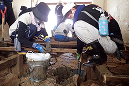 被災した家屋の床下には、約30センチの土砂が堆積していた。広島県坂町で