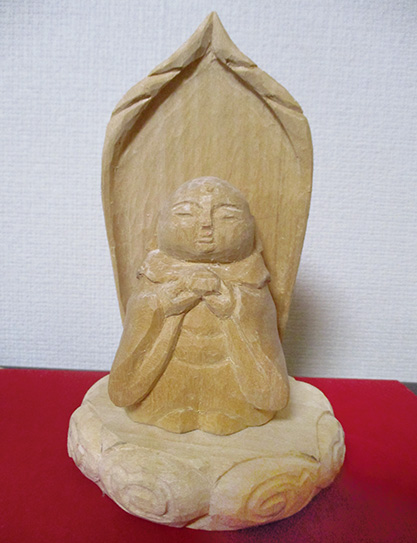 見ると、思わず手を合わせて拝みたくなる愛らしい夢地蔵。平成27年製作(松村さん提供)