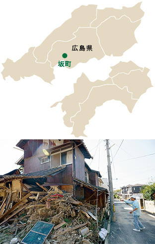 瓦礫と化した近所の家屋。その奥の家々も、1階部分は壊滅状態だった