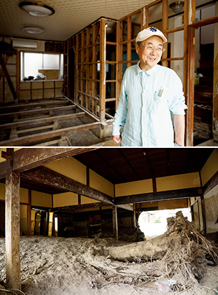 上:骨組みだけとなった吉川さん宅の1階。「家を修復したら、この1階部分は、生長の家の道場にしたいと思っています」/下:流れてきた大木に外壁を突き破られた近所の家屋。3カ月以上経っても手が付けられないまま、土砂が残っている